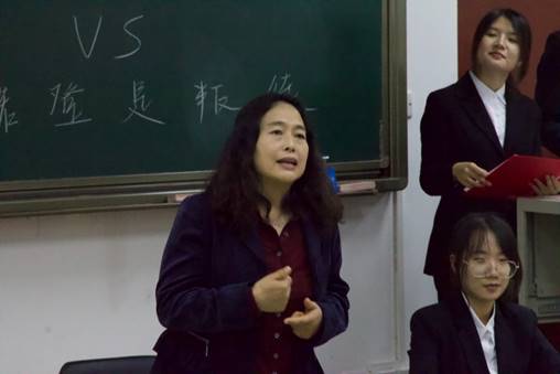 人們在看臺上的人和穿西裝的男人和女人
低可信度描述已自動生成