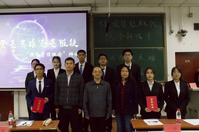 一群人站在臺上演講
描述已自動生成