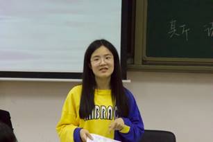 人在房間里
中度可信度描述已自動生成