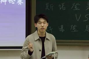 男人站在黑板前
描述已自動生成