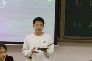 人們在看臺上的人在講話
描述已自動生成