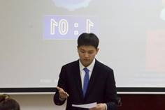 穿著西裝筆挺的男子與配字
描述已自動生成