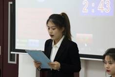 穿著西裝筆挺的男子正在演講
描述已自動生成