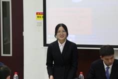 一群穿著西裝的男人
描述已自動生成