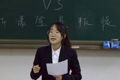 黑板前的人
描述已自動生成