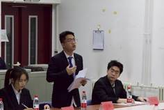 幾個人在桌子前
描述已自動生成