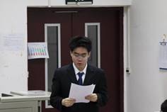 桌子前坐著穿西裝的人
中度可信度描述已自動生成